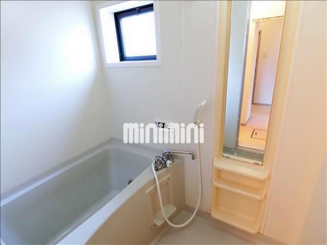 バス・シャワールーム　追焚き機能付きのお風呂。お風呂にも窓があります。