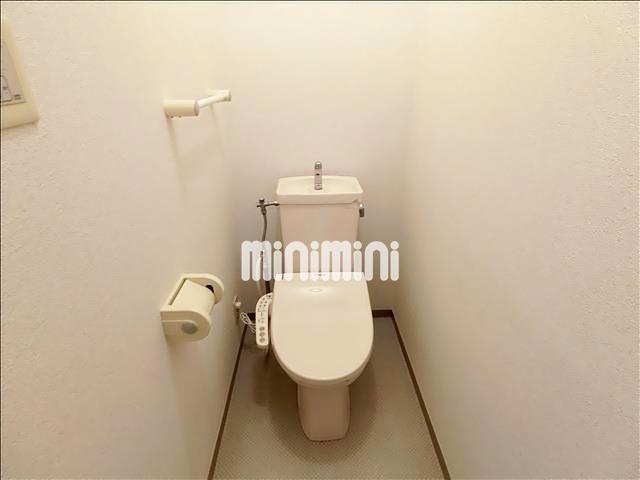 トイレ　温水洗浄便座付きのトイレ。