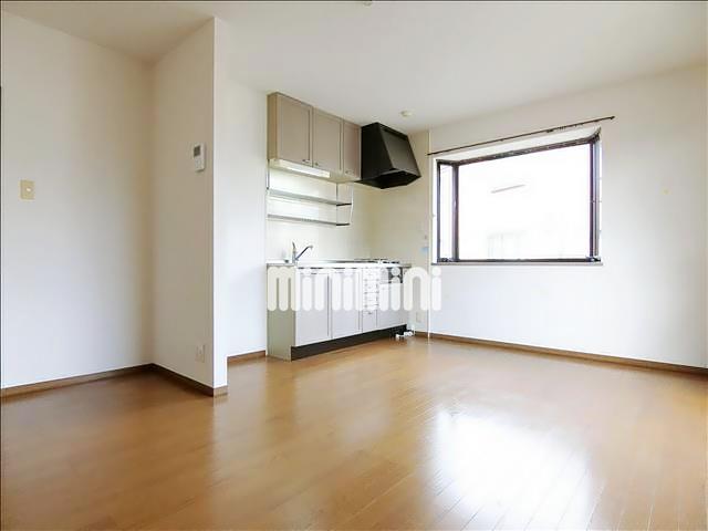 居室・リビング　１０帖のＬＤＫ。角部屋で２面に窓があります。