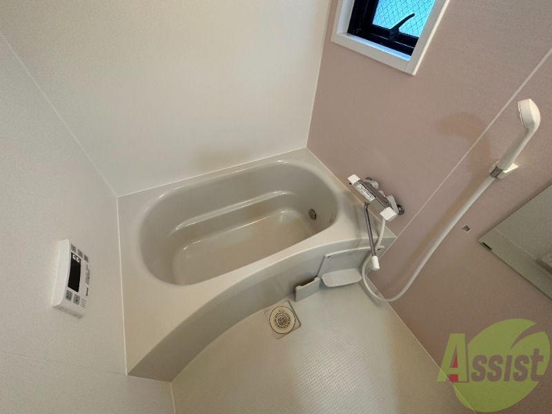 バス・シャワールーム　お風呂になります。小窓が付いているのが嬉しいポイントですね