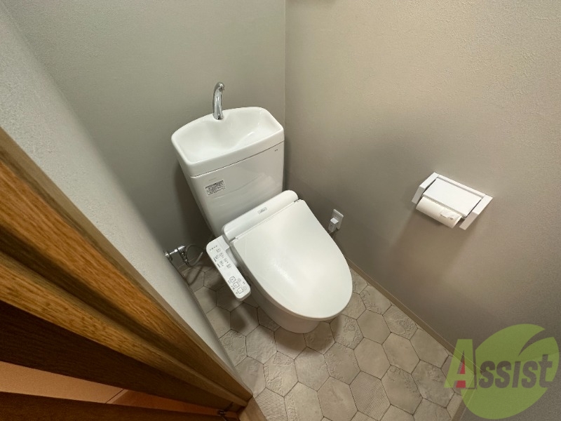 トイレ　温水洗浄便座付きのお手洗いです。クロスが素敵ですね