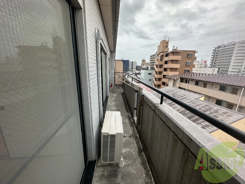 バルコニー　バルコニー。洗濯物がはかどりそうな広さがありますよ。