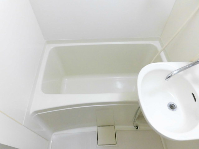 バス・シャワールーム　洗面台完備のお風呂です。