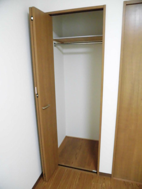 収納　背の高い収納で洋服も掛けれます。