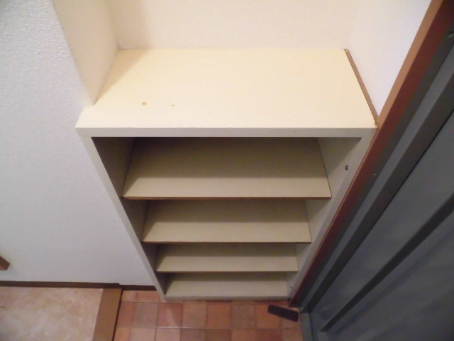 玄関　玄関にはシューズボックスあります。