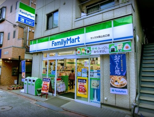 コンビニ　ファミリーマート サンズ大岡山北口店（コンビニ）まで20m