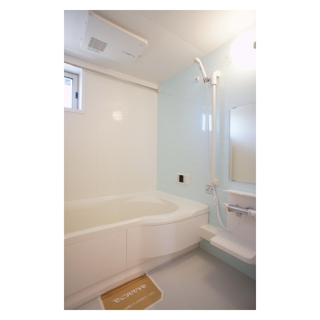 バス・シャワールーム　シャンプー棚や鏡完備