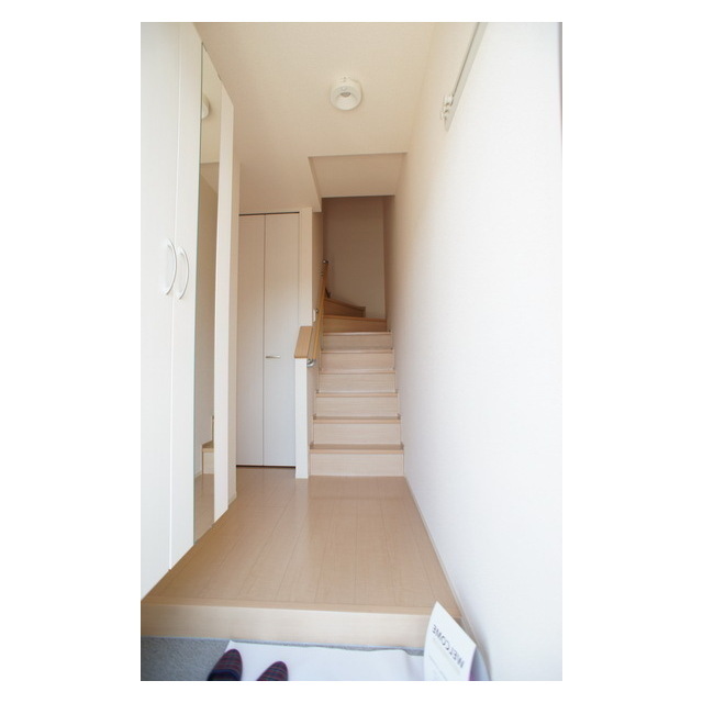 玄関　階段に続く玄関