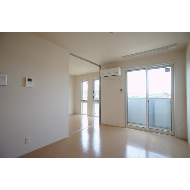 居室・リビング　窓が大きく明るい室内