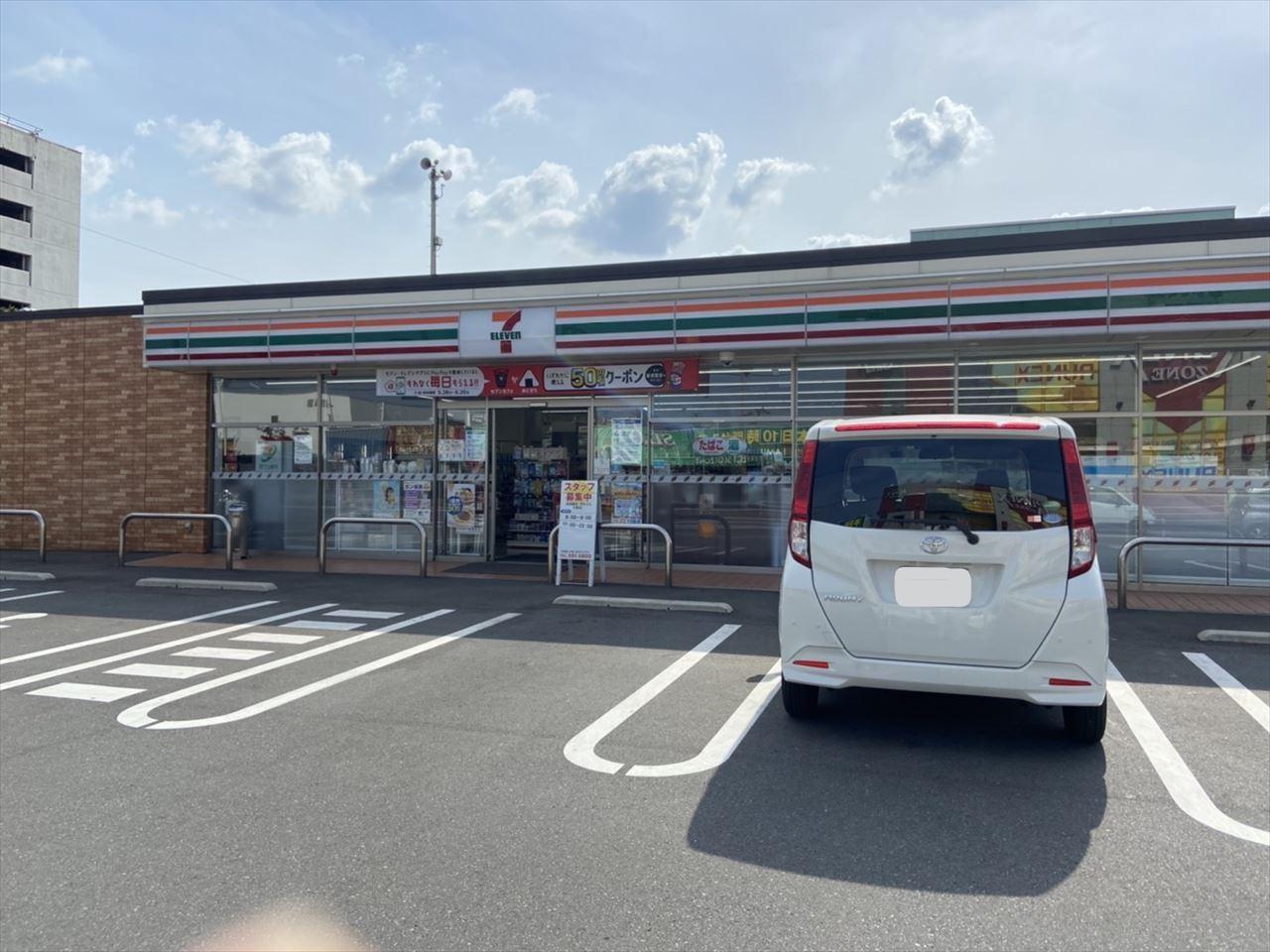 コンビニ　セブンイレブン日岡3丁目店（コンビニ）まで200m