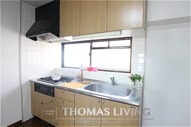 キッチン　窓があり明るいシステムキッチン。