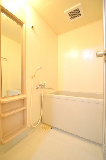 バス・シャワールーム　水周りもまだまだ綺麗です（＃＾．＾＃）