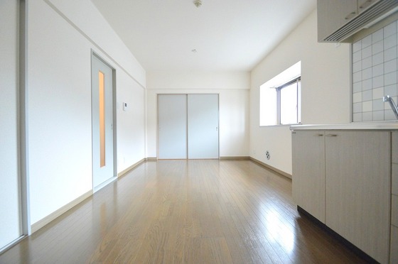 居室・リビング　１１帖のリビング♪大きめのソファーも置けます◎