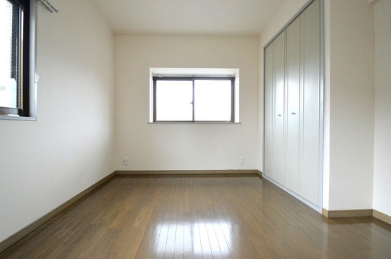 その他部屋・スペース　洋室７帖！角部屋で窓も多く明るいお部屋です（＊＾＿＾＊）