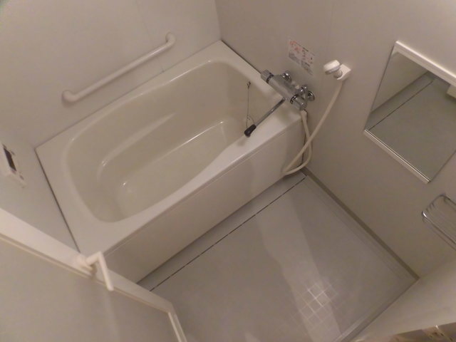 バス・シャワールーム　大きな鏡付きの綺麗なバスルームです。