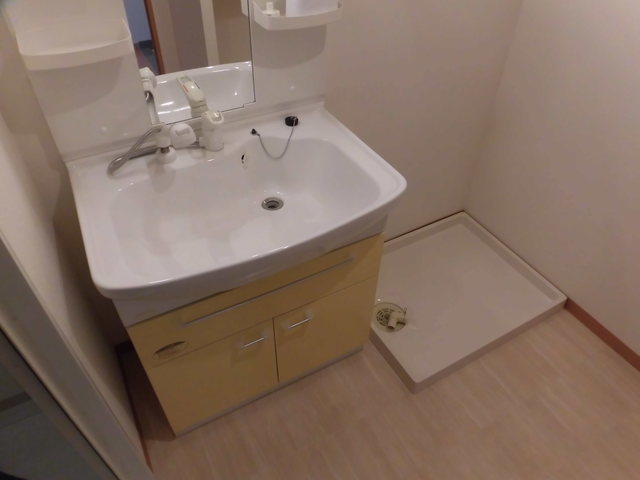 洗面設備　シャンプードレッサー付きの独立洗面台です。