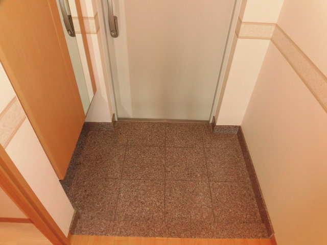 玄関　綺麗な下駄箱付きの広い玄関です。