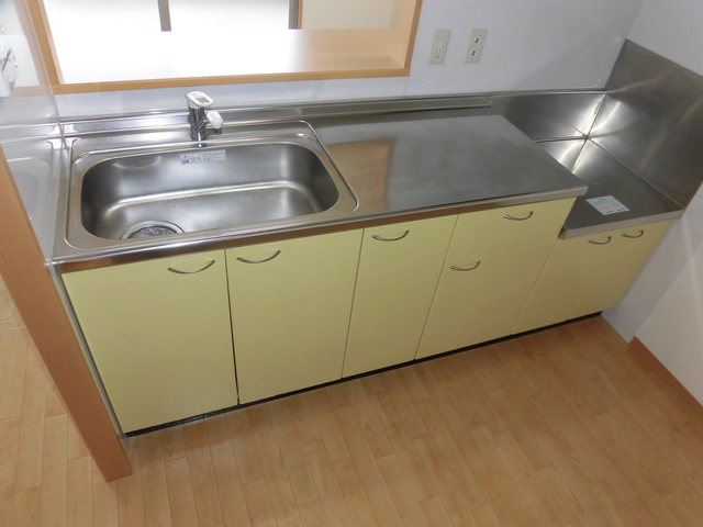 キッチン　広くて綺麗な窓付きのキッチンです。