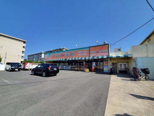 ドラックストア　ココカラファイン　ドラッグセガミ井高野店（ドラッグストア）まで484m