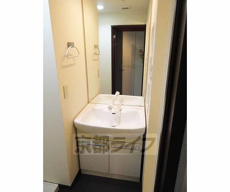 洗面設備　大きな鏡の洗面台です・