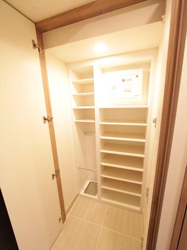 玄関　玄関　シューズクローク付（収納充実してます）