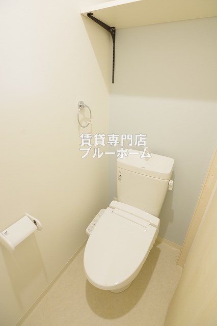 トイレ　収納棚付き！温水洗浄便座付きのトイレです！