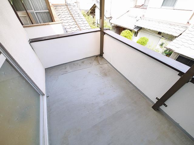 バルコニー　陽当たり良好なバルコニーです