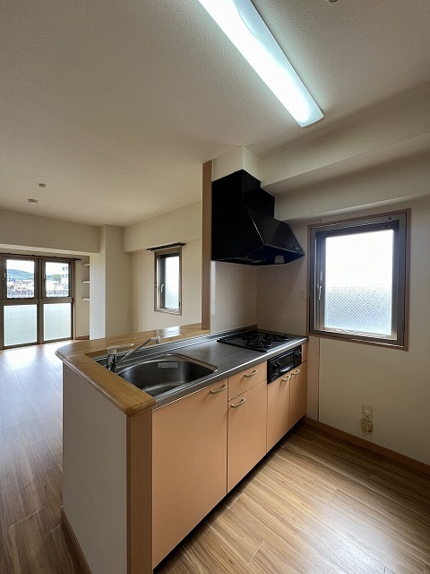 キッチン　対面キッチン３口コンロ付