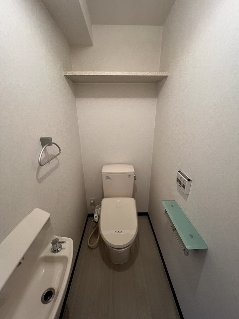 トイレ　トイレウォシュレット・手洗場・棚付