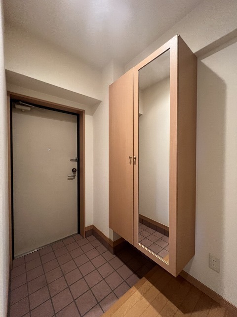 玄関　鏡付下駄箱・人感センサー付照明