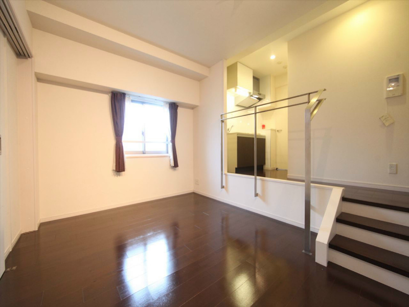 居室・リビング　ＬＤＫ10.4帖　システムキッチン　食器棚付き