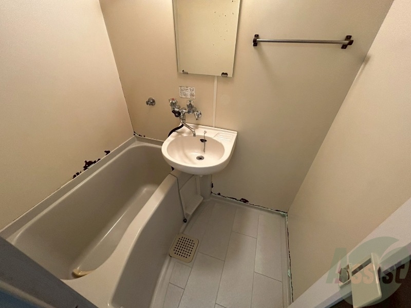 バス・シャワールーム　ユニットバスです。コンパクトなつくりになってます！