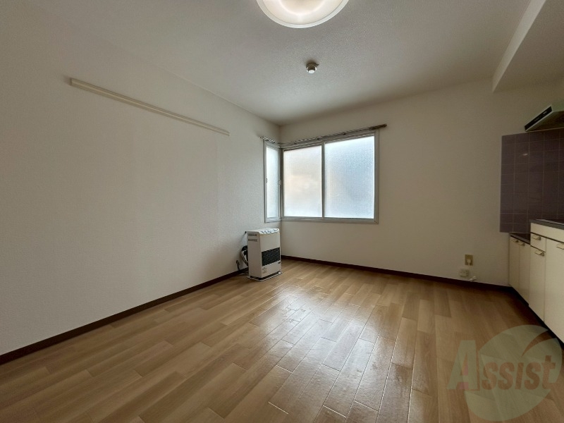 居室・リビング　木目のフローリングは落ち着きのある印象のお部屋になりますね。