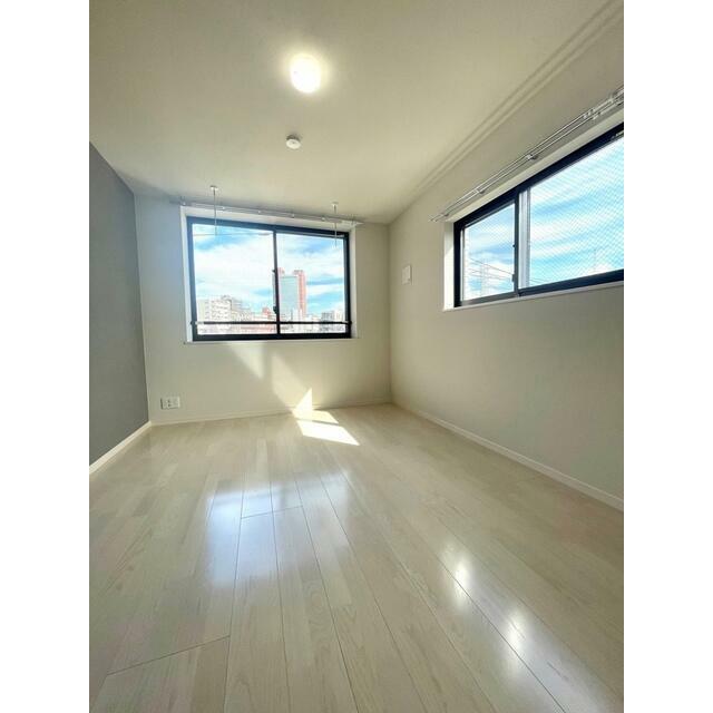 居室・リビング　洋室8.5帖　室内物干しがあります。