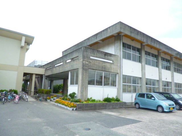 小学校　赤穂市立御崎小学校（小学校）まで875m