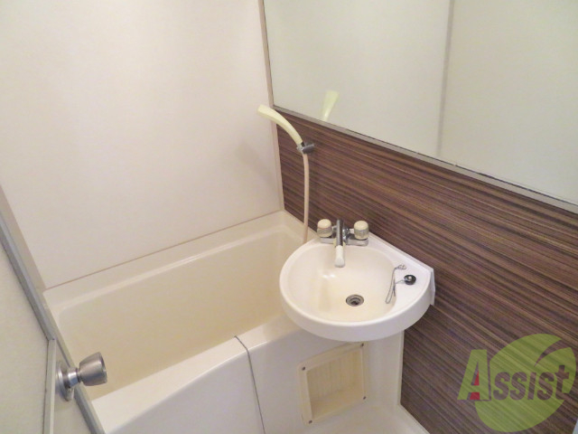 バス・シャワールーム　おふろの清潔感って大切ですね、ゆったり入れそうなバスタブです