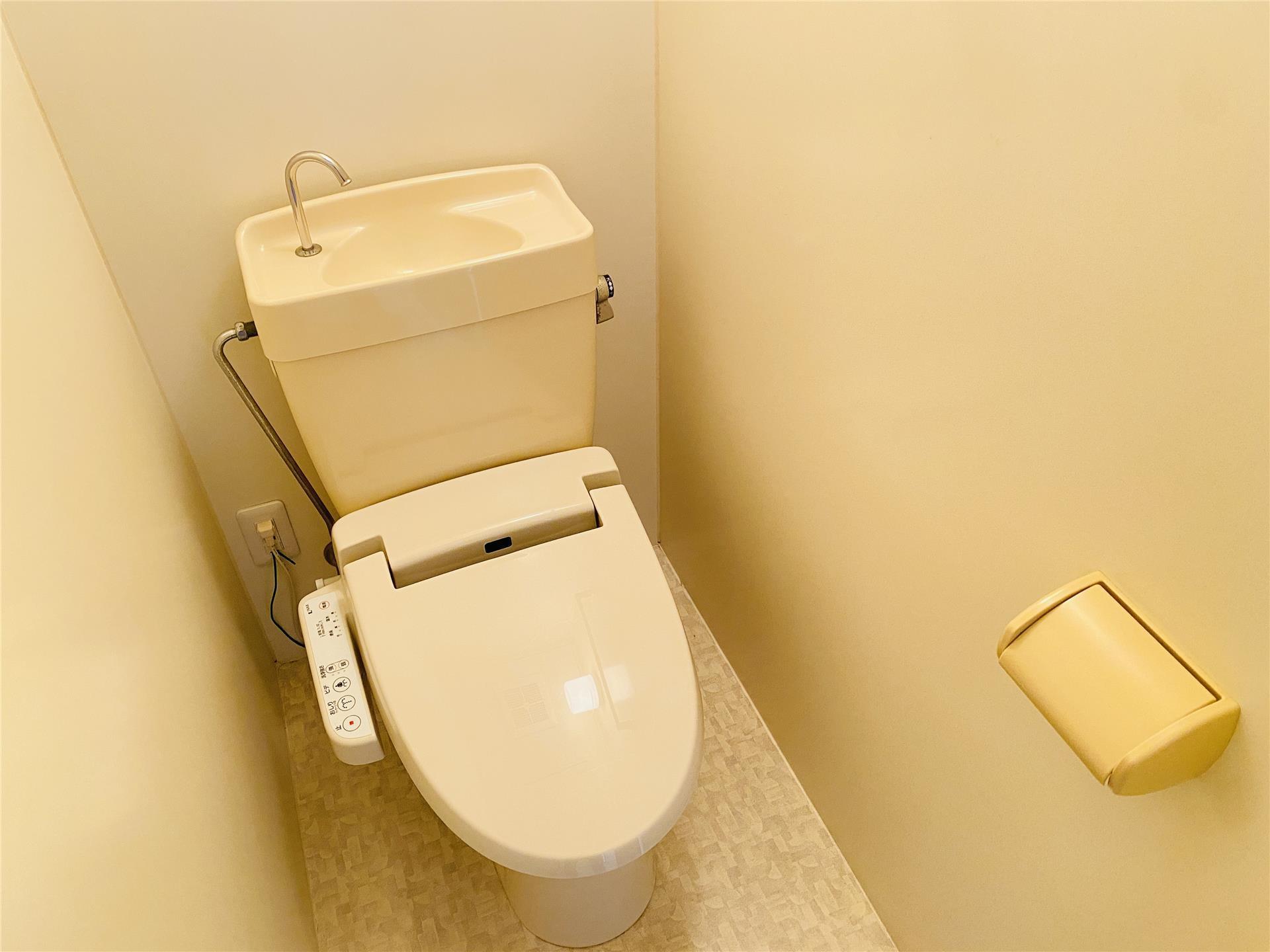 トイレ　同物件別部屋の写真です。