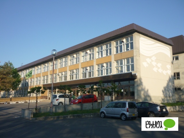 中学校　旭川市立緑が丘中学校（中学校）まで288m