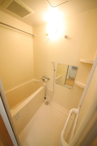 バス・シャワールーム　別部屋同間取りのお写真となります。参考にご覧くださいませ。