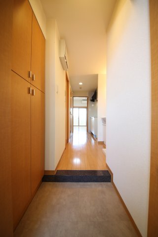 玄関　別部屋同間取りのお写真となります。参考にご覧くださいませ。