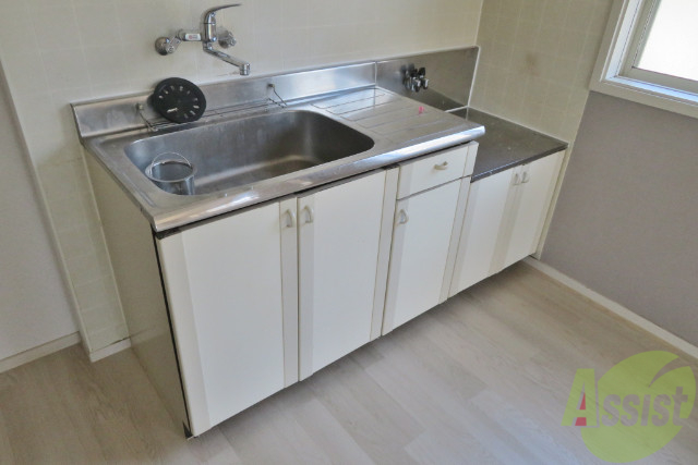 キッチン　キッチンは２口コンロも余裕で置けるくらい広々していますよ。