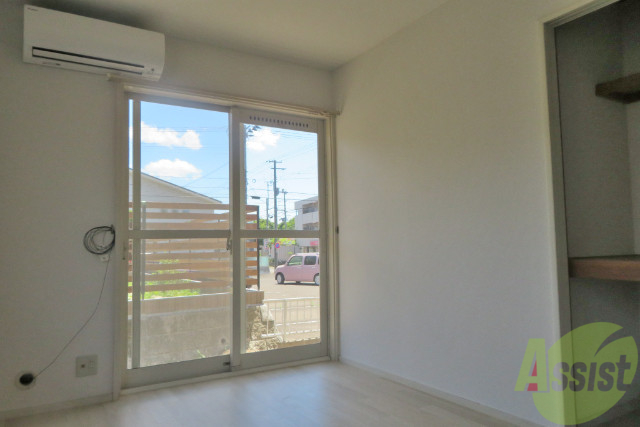 その他部屋・スペース　寝室は６帖の洋室です。白を基調として清潔感がありますね。