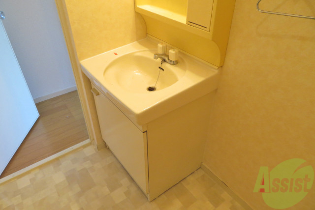 洗面設備　洗面台は独立洗面台です。毎日の身支度が楽しくなりそうですね。