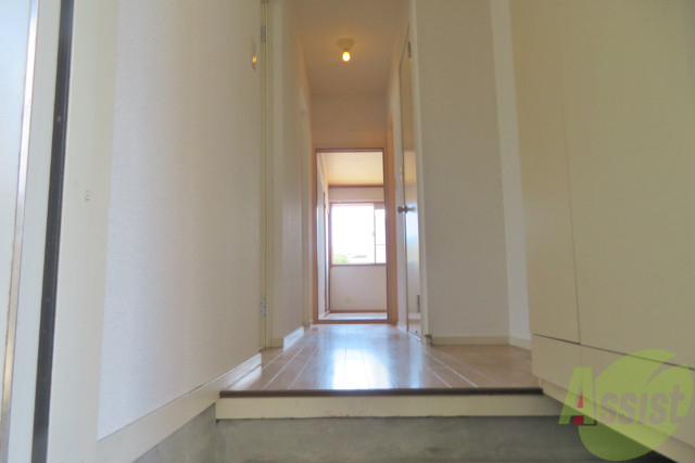 玄関　玄関から撮影しました。部屋の明るさが伝わってきますね。