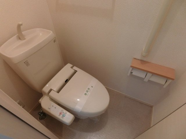 トイレ　同物件別号室のものです。