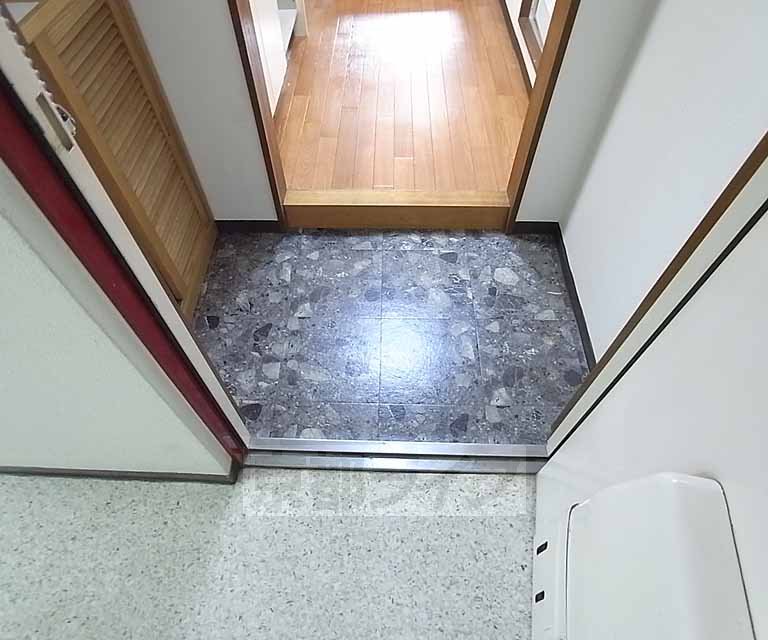 玄関　段差の低い玄関です。