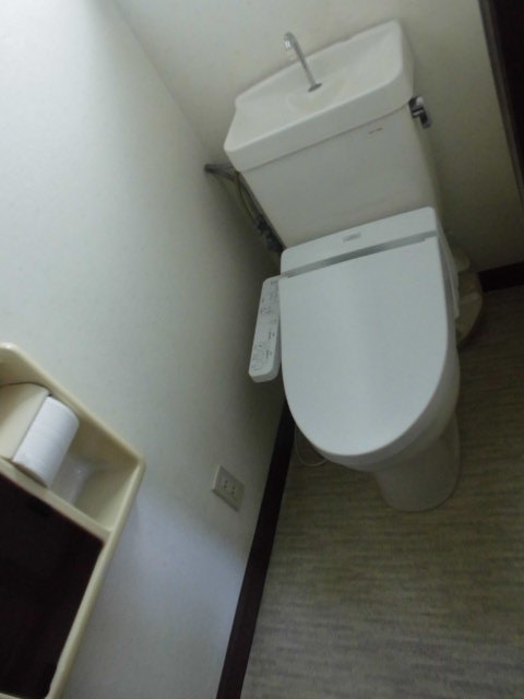 トイレ　1階にトイレあり。2階のトイレはウォシュレット付き。