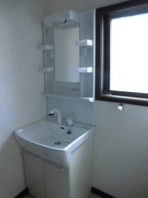 洗面設備　洗面化粧台あり、」洗濯機置場あり。