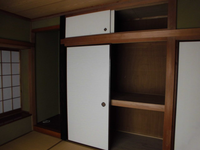 収納　1階和室押し入れ