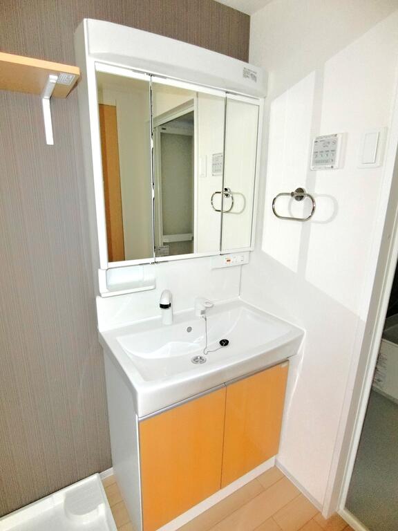 洗面設備　同型物件の写真です。